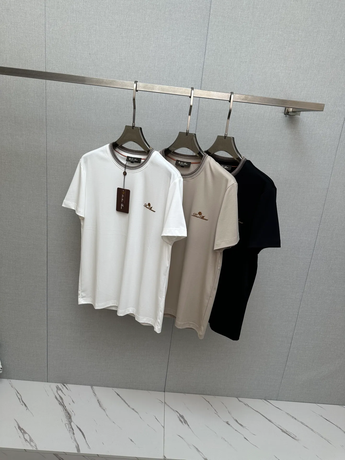 LP top quality 2026 new short sleeves! Original custom fabric, soft to the touch. Top imported private goods, fashionable design and trendy short sleeves, without losing luxury. There is no doubt about the quality. The upper body effect is awesome, luxury official website Same Style! Size: M-3XL